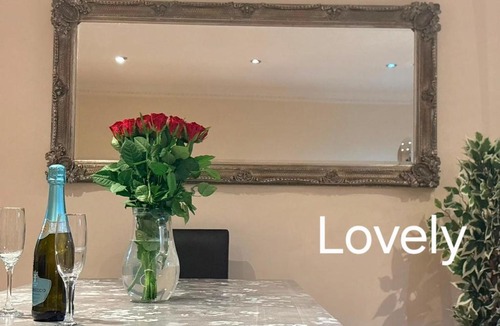 Redcliffe Apartment | 2 BDR plus Spacious Lounge Executive Delightful Apartments at Desirable Locations in Kensington and Chelsea by Ricky & Giustina Collection - W8 SW3 SW5 SW7 SW10 - Fully equipped and perfect for long stays