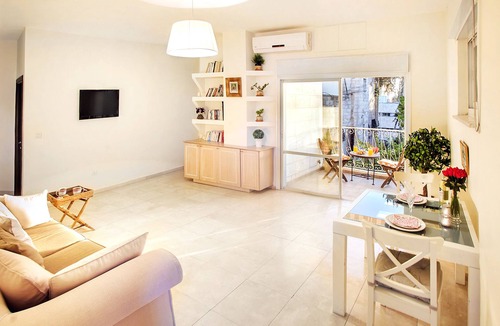 Emek Refaim Apartment | 2 BDR with Balcony ► Best Location: German Colony - Shelter in the building