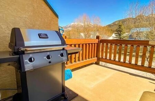 Fernie House | 2 BDR with Loft/Mountain Views/Walk Out Deck