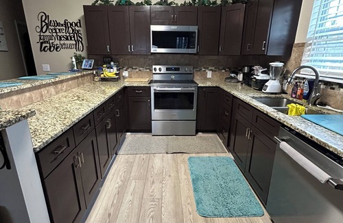 Independence Condo | 2 bdrm - Condo in Independence, MO close to Chiefs stadium/World Cup, coolAC,