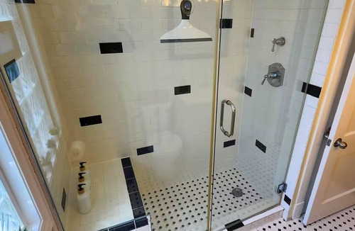 Berwyn Apartment | 2 BDRM Quiet Berwyn Apt w/Free Garage