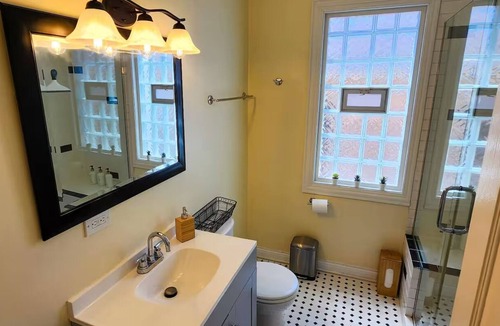 Berwyn Apartment | 2 BDRM Quiet Berwyn Apt w/Free Garage