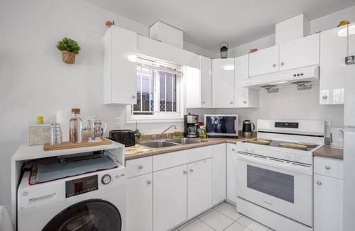 Hastings Condo | 2 Bds suite beautiful Yard near PNE