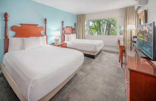 Kahului Hotel | 2 Beachfront Rooms with Scenic Views and Outdoor Pool