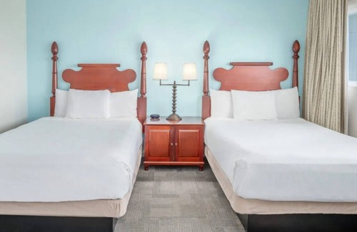 Kahului Hotel | 2 Beachfront Rooms with Scenic Views and Outdoor Pool
