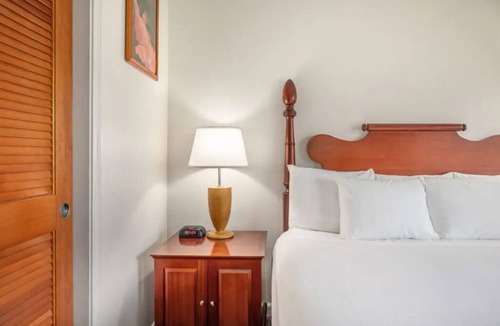 Kahului Hotel | 2 Beachfront Rooms with Scenic Views and Outdoor Pool