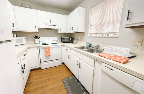 Gainesville Apartment | 2 bed/1.5 bath | Close to Shopping Plazas + POOL!