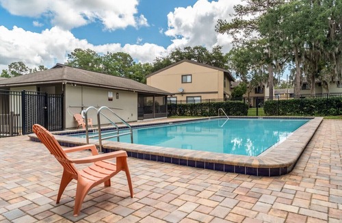 Gainesville Apartment | 2 bed/1.5 bath | Close to Shopping Plazas + POOL!