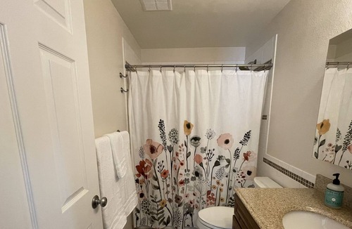 University Area House | 2 Bed, 1 Bath Quiet Duplex Unit