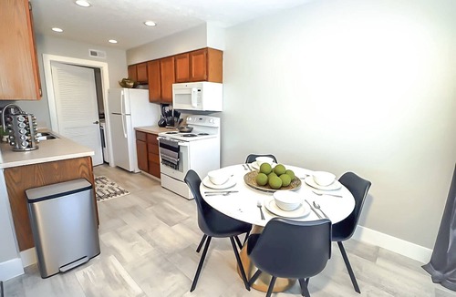 Lincoln House | 2 Bed,1Bath Massage Chair 5 Guests - South Lincoln