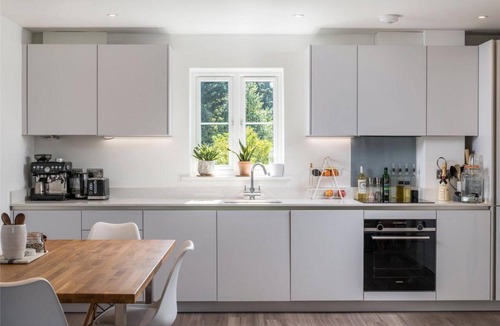 Reigate Apartment | 2 Bed 2 Bath Apt Close to Reigate Station - 2230