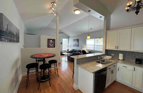Near West Side Apartment | 2-Bed 2-Bath Apt | close to UC w/Free Parking
