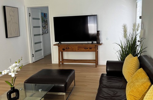 Fullerton House | 2 bed 2 bath in Fullerton 6 miles from Disney, Book Now!