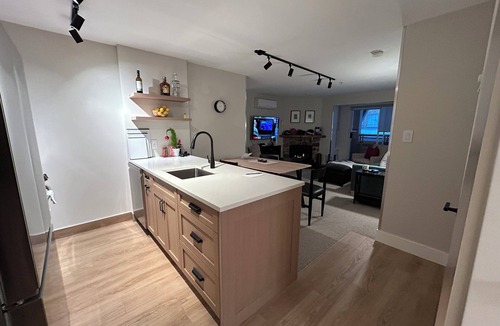 Village North Hotel | 2 Bed 2 Bath plus sleeper sofa sleeps 6 Deer Lodge heart of the village stroll