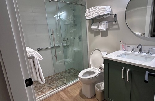 Village North Hotel | 2 Bed 2 Bath plus sleeper sofa sleeps 6 Deer Lodge heart of the village stroll