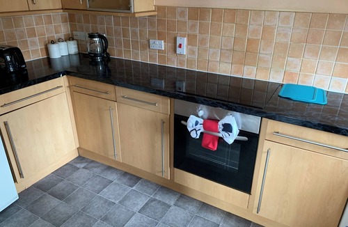 Waddon Apartment | 2 bed 2 bath right next to Park located for access to West end and GTW
