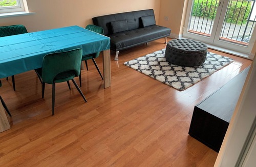 Waddon Apartment | 2 bed 2 bath right next to Park located for access to West end and GTW