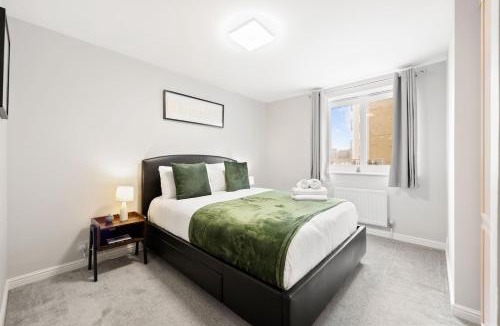 Cubitt Town Apartment | 2 bed 2 bath riverside property with views over Thames near Canary Wharf