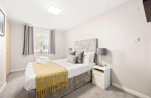 Cubitt Town Apartment | 2 bed 2 bath riverside property with views over Thames near Canary Wharf