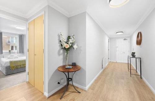 Cubitt Town Apartment | 2 bed 2 bath riverside property with views over Thames near Canary Wharf