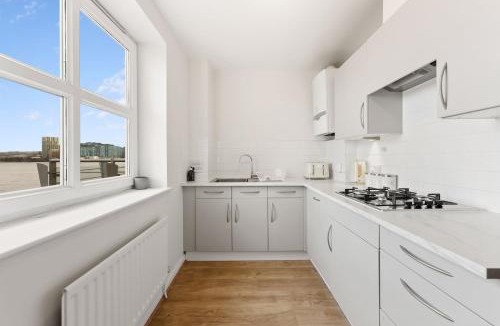 Cubitt Town Apartment | 2 bed 2 bath riverside property with views over Thames near Canary Wharf