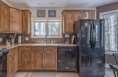 Silver Star Mountain Apartment | 2 Bed/2 Bath Suite On Skiway - Hot Tub, Laundry, Storage Room, Heated Floors!