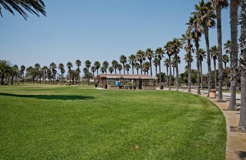 Oxnard House | 2 Bed/2 bath Townhome + Den/Min to beach/1 hr -LA, 30 mi to SB-30 day min