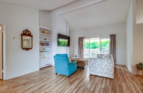 Olde Solana Beach Condo | 2 Bed 2 bath walk to beach and fiber internet 1500 sq ft
