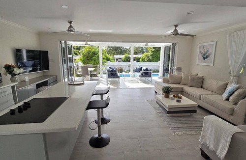 Lascelles Villa | 2 bed 2 bath with Private Pool - Close to All Amenities!