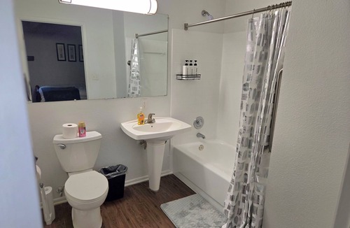 Gaithersburg Apartment | 2-bed apartment, heart of RIO, Gaithersburg! Near 1-270, commuter convenient.