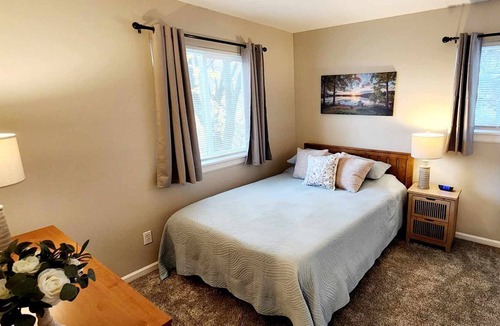 South Lyon Apartment | 2 bed apartment within 30 minutes of multiple hospitals and GM Proving Ground