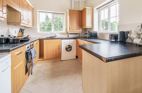 Lychpit Apartment | 2 Bed Apt, Business and Contractors, Free Parking