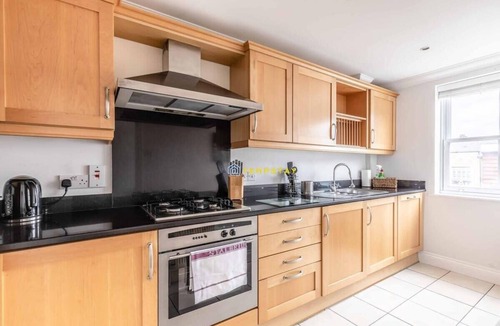 Windsor City Centre Apartment | 2 Bed Apt| Parking| Central Windsor By Tempstay