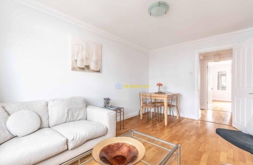 Windsor City Centre Apartment | 2 Bed Apt| Parking| Central Windsor By Tempstay