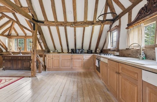 Windlesham House | 2-Bed Barn| Private Drive & Gardens - By Tempstay