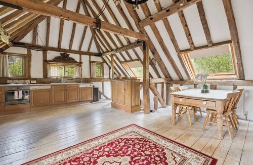 Windlesham House | 2-Bed Barn| Private Drive & Gardens - By Tempstay