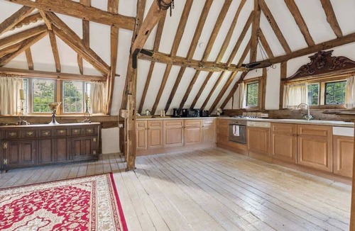 Windlesham House | 2-Bed Barn| Private Drive & Gardens - By Tempstay