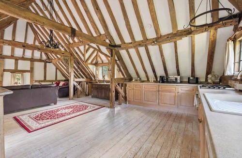 Windlesham House | 2-Bed Barn| Private Drive & Gardens - By Tempstay