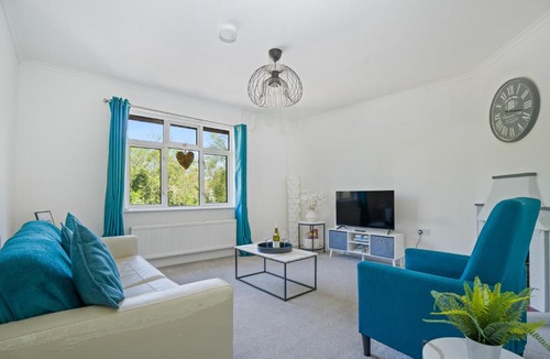 Wraysbury Apartment | 2 Bed Contractor Accommodation - 15min Drive to Heathrow & Windsor
