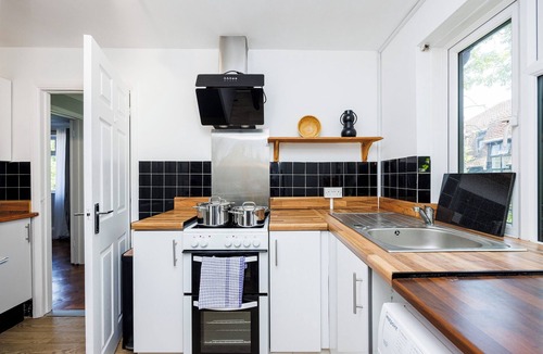 Addiscombe Apartment | 2 Bed Flat | Addiscombe Road | Sleeps 5 | Smart TV | WiFi | Netflix