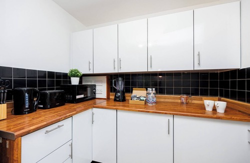 Addiscombe Apartment | 2 Bed Flat | Addiscombe Road | Sleeps 5 | Smart TV | WiFi | Netflix