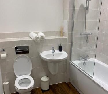 West Thurrock Apartment | 2 Bed Flat- Direct Links to Central London