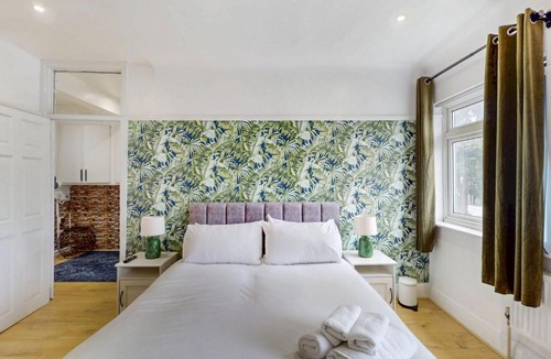 Richmond-upon-Thames Apartment | 2 Bed Flat Parking Near Heathrow WiFi