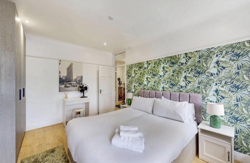 Richmond-upon-Thames Apartment | 2 Bed Flat Parking Near Heathrow WiFi