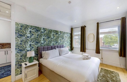 Richmond-upon-Thames Apartment | 2 Bed Flat Parking Near Heathrow WiFi