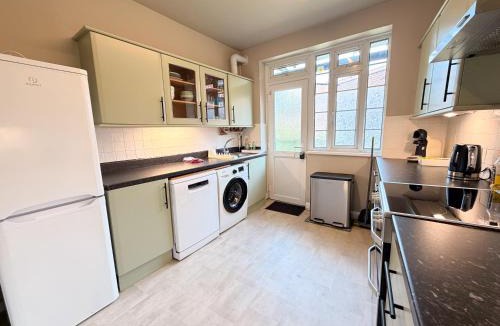 West Hendon Apartment | 2 Bed Flat - short walk from Brent Cross Station