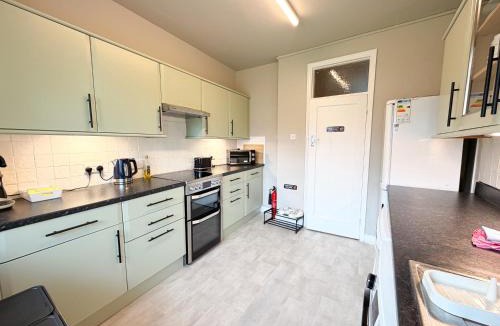 West Hendon Apartment | 2 Bed Flat - short walk from Brent Cross Station