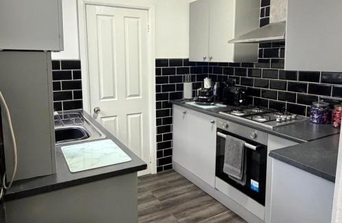 South Shields Apartment | 2 Bed Flat - Sleeps 3 - Parking - Wifi