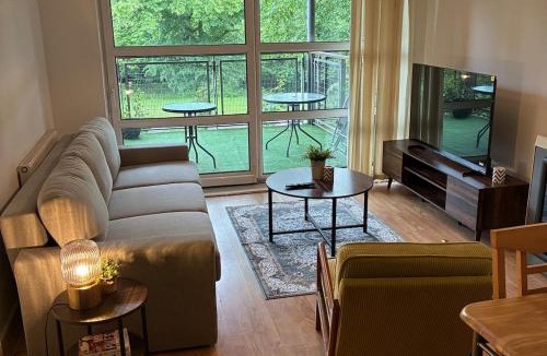 Didsbury Apartment | 2 Bed Flat - Sleeps 6 - Negotiation for Contractors & Long Stays - Free Parking