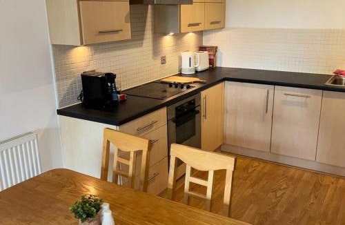 Didsbury Apartment | 2 Bed Flat - Sleeps 6 - Negotiation for Contractors & Long Stays - Free Parking